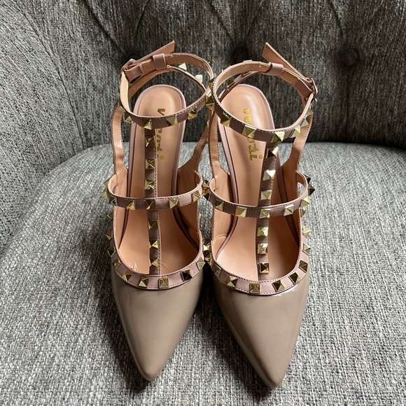 - Woman’s vegan leather gold studded heels. Size 8.5 - Picture 3 of 12